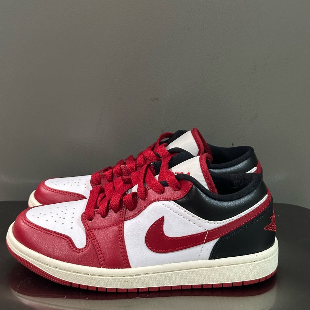 Jordan 1 Low Reverse Black Toe